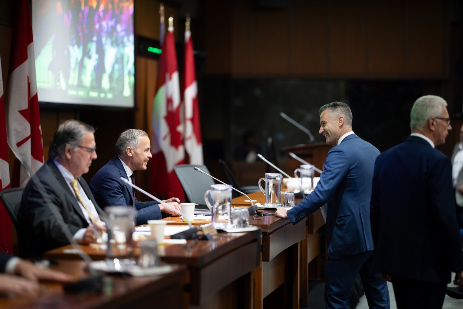 Eric St-Pierre rit avec le premier ministre Mark Carney